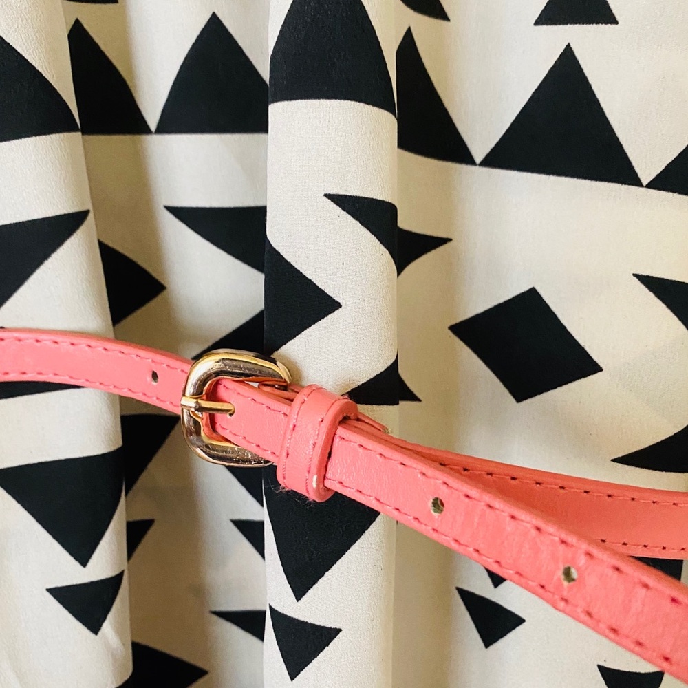 Geometric black and white dress with pink belt - Picture 4 of 4